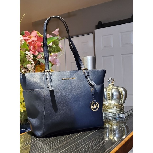 Michael Kors purse - Picture 2 of 12